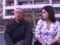 Tomas Hirsch conversa con algunos jovenes