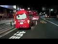急行する消防車と火災現場