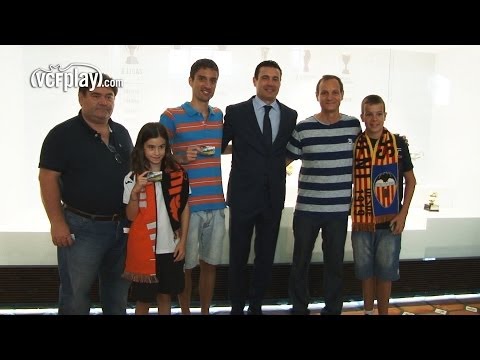 Valencia CF: Amadeo Salvo entrega sus abonos a los primeros valencianistas que renovaron Valencia CF: Amadeo Salvo entrega sus abonos a los primeros valencianistas que renovaron