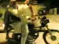 videos de Funny+Clip++Accident+Pakistani+Learning+to+Ride+Bike.3gp
