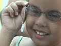 webtv   menina dos olhos garante óculos as crianças