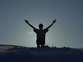 Flavinho música: Deus é maior Não, não há! Não há mal, que me possa vencer Pois tudo posso Naquele que me fortalece tudo posso em Jesus Cristo Nenhum problema, nem meus pecados poderão superar o Amor de Deus. Deus é maior que tudo que me acontece Deus é grande Supremo Rei! Nem a tristeza nem mesmo a dor poderá superar o Amor de Deus. Deus é maior que tudo que me acontece Deus é grande Supremo Rei! Nem a vingança nem mesmo o ódio poderá superar o Amor de Deus Deus é maior que tudo que me ...