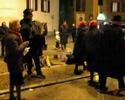 La fisarmonica dei magnan scalda la serata. Si mangia cutiscia, ci si scalda al fuoco. La banda di Albavilla scalda i fiati.