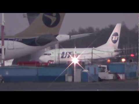 B737 UTair 265 emergency landing проблемы шасси landing gear problem UUWW