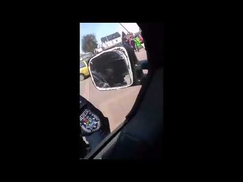 POLICJANT WYBIJA SZYBĘ PAŁKĄ, PONIEWAŻ KIEROWCA NIE WYKONUJE POLECEŃ