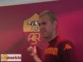 Jeremy M�nez con la maglia giallorossa \"24\"