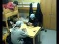 Tizi nd' Mitscher beim Pokern/Ausrasten in der Jugendherberg