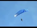 parapentes y veleros sobre el mar