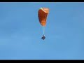parapentes y veleros sobre el mar