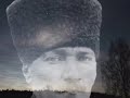MUSTAFA KEMALDağ başını efkâr almış,gümüş dere durmaz ağlar,gözyaşından kana kesmiş gözlerim,ben ağlarım, çayır ağlar, çimen ağlar,ağlar, ağlar, cihan ağlar.Mızıkalar iniler, ırlam ırlam dövülür,altmış üç ilimiz, altmış üç yetim,yıllar gelir geçer, kuşlar gelir geçer,her geçen seni bizden parça parça götürür,Mustafa'm, Mustafa Kemal'im.Diz dövdüm,gözlerim şavkı aktı Sakarya'nın suyuna,Sakarya'nın suları nâmın söyleşir.Hemşehrim Sakarya, öksüz Sakarya.Ankara'dan uçan kuşlar,Kemal'im der günler günü çağrışır,kahrolur bulutlara karışır,gök bulut, yaşmak bulut,uca dağlar, dev boyunlu morca dağlardivan durmuş bekleşir,Mustafa'm, Mustafa Kemal'im.Nasıl böyle varıp geldin, hoşgeldin,çıngı kaymış yalazlanmış gözlerin,şol yüzünde güneş südü sıcaklık,ellerinden öperim, Mustafa Kemal.Senin dalın, yaprağın, biz, senin fidanların,biz bunları yapmadık,sen elbette bilirsin, bilirsin Mustafa Kemal.Elsiz, ayaksız bir yeşil yılan,yaptıklarını yıkıyorlar Mustafa Kemal.Hani bir vakitler Kubilay'ı kestiler,çün buyurdun kesenleri astılar,sen uyudun asılanlar dirildi,Mustafa'm, Mustafa Kemal'im.Karalar kuşanmış, Karadeniz akmam diyor,dokunmayın, ağlamaktan bıkmam diyor,bu gece kıyamet gecesi, bu vapur Bandırma vapuru,yattığı yer nur olsun Mustafa Kemal,ben ölümden korkmam diyor,korkmam diyen dilleri toz oldu, toprak oldu,değirmen döndü dolandı, yıllar oldu,bir kusur işledik bağışlar mı kimbilir,o bize öğretmedi kazan kaldırmasını,günahı vebali öğretenin boynuna,erdirip oldurana ana avrat sövmesini,yüreğim kırıldı kanım kurudu,var git Karadeniz var git başımdan,mızıka çalındı düğün mü sandın,bir yol koyup gideni gelir mi sandın,Mustafa'm, Mustafa Kemal'im.Ankara'nın taşına bak,tut ki baktım, uzar gider efkârım,çayır ağlar, çimen ağlar, ben ağlarım,gözlerimin yaşına bak,Ankara Kalesi'nde, Rasattepe'debir akça şahan gezer dolanır,yaşın yaşın mezarını aranır,şu dünyanın işine bak,Mustafa'm, Mustafa Kemal'im...