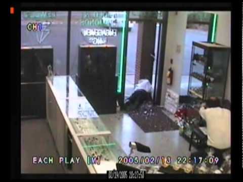 Armed robbers get owned by Marine Armed robbers get owned by Marine