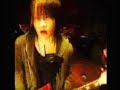 plastic tree - sanbika
http://jrock-jpop.foroactivo.com.es

letra:

futatsu aru hoshi wo hitotsu no namae de yobu tte
tashika kimi kara kiita na
yoru wo kobamu you ni takusan no bakari
ironna iro kazaru toukyou

yozora sagashita
are, dore datta tsuke na?
nanimo kamo zenbu kimi ni mukara kara

hora hoshi no hikari de hanarete shimatta te to te ga tsunagaru nara
oboeta hoshi no namae ga todokanaku natta mirai wo shimesu no nara
zutto tonari doushi futari bocchi shiroi supika

warikirenai koi bunsuu de toita
kotae wa dareka to onaji de ii
tsukimi saka nobori uchuu michikusa
utau yo neko no naki mane de

yoru ga akeru made
ato, dore kurai darou?
uso ne naranaide kiete ikanaide

mada hoshi no hikari ga wasure sou ni natta omoi wo tsunageru nara
oboeta hoshi no namae ga kakurete shimatta mirai wo terasu no nara
kitto tonari doushi futari bocchi shiroi supika

hora hoshi no hikari de hanarete shimatta te to te ga tsunagaru nara
oboeta hoshi no namae ga todokanaku natta mirai wo shimesu no nara
kono mama hoshi no hikari ga wasure sou ni natta omoi wo tsunagaru nara
oboeta hoshi no namae ga kakurete shimatta mirai wo terasu no nara
zutto tonari doushi futari bocchi shiroi supika

yasashii, yasashii, koe ga kikoeta.
kanashii, kanashii, namida ochita.
koishii, koishii, kokoro ni wa
mou, aenai na.
mou, aenai na.....
koko kara mieru no wa totemo tooi bokura
kako ni mo mirai ni mo mieta