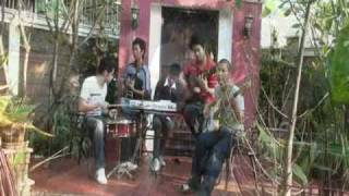 MV เพลงหลอกตัวเอง ของ วง Featuring ครับ