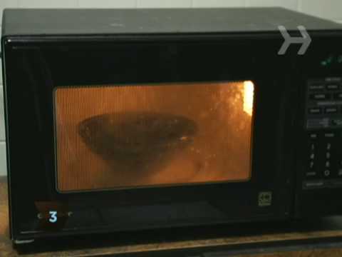 how to clean a microwave with lemon juice