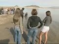 su ustunde yuruyen adam
