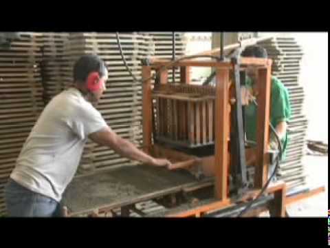 maquinaria para hacer blocks - Maquina para la fabricacion de bloques y adoquines en concreto, solo necesita cambio de molde. Funciona con dos (2) motores electricos trifasicos de 2HP a 36...