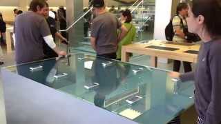 iPhone 6sの「3Dタッチ」機能が目で見える!アップルストアのさざ波が起きるディスプレイテーブル