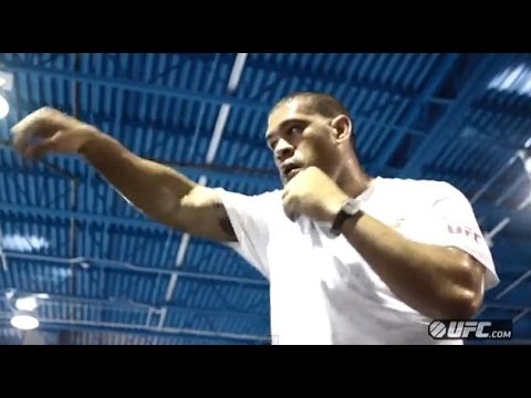 UFC - We visit American Top Team to catch Antonio