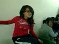 niñas tirando a su amiga de banca en la escuela