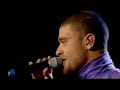 diogo nogueira dvd ao vivo -  letra belo junior
o cantor e compositor vem de uma nobre linhagem do samba. filho do saudoso compositor e cantor jo�o nogueira, antes mesmo de completar um m�s de vida, diogo j� acompanhava os pais nos pagodes e acostumou-se desde cedo a ser embalado ao som de sambas e choros.jo�o nogueira sempre o convidava para participar de seus shows e no samba entre amigos. logo vieram os convites para diogo participar das rodas de samba do rio, h�bito que lhe rendeu respeito e aprova��o dos bambas ligados � m�sica e ao samba.fez importantes shows com jo�o nogueira pelo brasil. em salvador, cantou com o pai no pelourinho para uma plat�ia de mais de cinco mil pessoas, em dezembro de 1998, na comemora��o do 