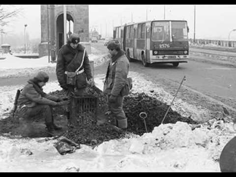 Koło północy z 12 na 13 grudnia 1981 roku milicja i SB zaczęły zatrzymywać działaczy "Solidarności". Przerwano połączenia telefoniczne, programy radiowe i telewizyjne. Do akcji ruszyło około 100 tys. milicjantów i żołnierzy. Na ulicę wyjechało 1750 czołgó