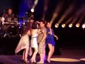 Las chicas de Ot suben a un fan al escenario en Expo