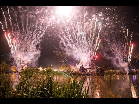garden video - this is a Serious Party http://www.secretgardenparty.com Video by JuJu Films http://juju.co.uk/ Music by Adam Freeland.