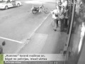 Hummer taranē mašīnas un, bēgot no policijas, izlauž vārtus