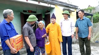 Chủ tịch UBND tỉnh Cao Tường Huy tặng quà, động viên các gia đình bị thiệt hại do bão số 3 tại xã Thượng Yên Công