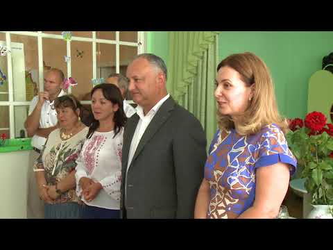 Президентская пара дала старт кампании, в ходе которой первоклассники со всей страны получат школьные ранцы и принадлежности