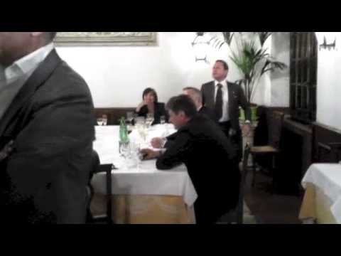 Renata - Renata Polverini a cena in un noto ristorante romano con i suoi cari amici di partito e d'affari vari. Ma qualcosa va storto. Un gruppo di cittadin* si accor...
