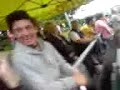 Cosimo steckt  buffy Ettmayer grashalm ins ohr