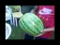 Wassermelone auf dem Nacken. Unglaublich!!!!!