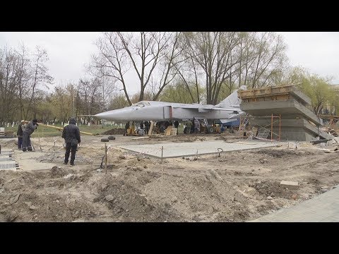 Устаноўка самалёта побач з універсітэтам видео