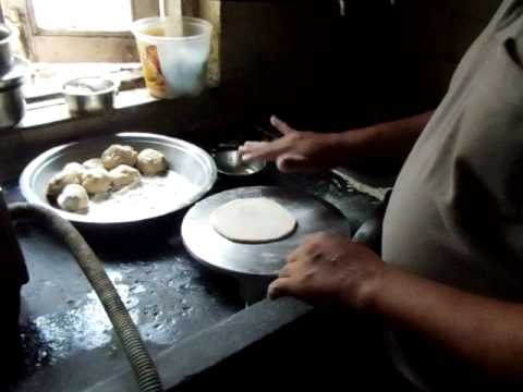 khavayye - आम्ही चार पदरी चपात्या अशा बनवतो, लाटतो We make four layer chapati/ poli this way.