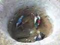 HAND DIGGING A WELL IN MEXICO Excavando a mano un pozo