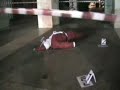 NUOVA AZIONE DI CASAPOUND LATINA: BABBI NATALE MORTI SIMBOLO DEL POPOLO STROZZATO DALLA CRISI

 

Scene del crimine in diversi punti della città, tra queste all'interno del porticato dell'intendenza di finanza, alla rotonda di borgo Piave (sotto la scritta città di Latina) e al monumento dellAviatore vicino latinafiori


Un Babbo Natale steso a terra, morto, posto al centro di una finta scena del crimine, con tanto di nastro segnaletico e sagoma disegnata a terra col gesso. E questo lo scenario dellultima azione di protesta simbolica messa in atto nella notte dai militanti di Casapound Latina. Attorno al Santa Claus assassinato sono stati disposti cartoncini con lindicazione delle diverse armi del delitto con cui il sistema politico-bancario sta uccidendo il popolo italiano: affitti, caro vita, flessibilità, mutui, pensioni povere, precariato, retribuzioni basse. Scopo della protesta è quello di rompere la retorica natalizia del tutto va bene  spiega Enzo Savaresi, responsabile di Casapound Latina  In una fase in cui si dispensano ipocritamente consigli per gli acquisiti di ogni genere e fattura,  in un  trionfo di quel regno della merce e del consumo che proprio in queste settimane entra in una crisi forse irreversibile, abbiamo simbolicamente mostrato limmagine choc di un Babbo Natale cadavere proprio per sensibilizzare sul momento drammatico che sta vivendo il nostro popolo. Siamo stufi  continua Savaresi di leggere ovunque che a Natale siamo tutti più buoni e che tutto va bene. Non ci sembra, infatti, che in questo periodo banchieri e palazzinari siano diventati più buoni ed i festeggiamenti stessi saranno soltanto un miraggio per migliaia di famiglie, di lavoratori e di pensionati sempre più stretti nella morsa della crisi provocata da un sistema manovrato dai soliti speculatori. Inoltre, proprio in questo momento economicamente difficile si stanno anzi chiedendo sacrifici solo e soltanto ai semplici cittadini. E questo è per noi intollerabile. Non a caso è stata scelta questa data  conclude il responsabile di Casapound Latina anniversario della fondazione della città, giorno che dovrebbe celebrare laiuto, il conforto e la giustizia per tutti i cittadini di Latina ma che in realtà commemora ormai da sessantanni grazie alla sua classe dirigente la difficoltà,il disagio e l ingiustizia subita da unintera popolazione.

www.crocemaestrale.org