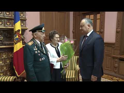 Глава государства поздравил семью ветеранов с 70-летием со дня свадьбы