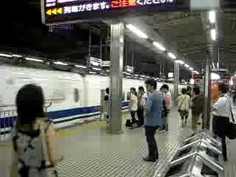 新幹線のぞみとEF66牽引コンテナ貨物列車