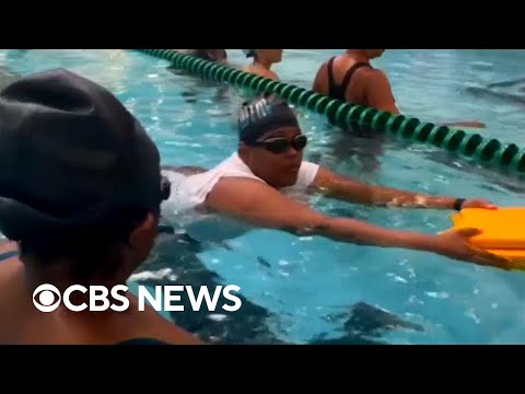 I nuotatori neri che insegnano agli altri tra la storia della segregazione acquatica | Notizie della CBS I nuotatori neri che insegnano agli altri tra la storia della segregazione acquatica | Notizie della CBS