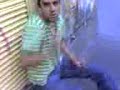 un pendejo que se cae por andar en la lela