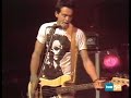 en concierto para el programa 'la cuarta parte' de 'la bola de cristal' (tve, 1986)


silvia sobrini 

en la paz la consideran  
como muy trabajadora.  
su misi�n ha sido siempre  
vigilar la incubadora.  
son tantos a�os en maternidad,  
hasta ahora nada le ha salido mal.  
las amigas de su madre hablan de ella sin parar,  
porque silvia sobrini es una chica formal.  
silvia sobrini es una chica formal.  
hay un nuevo anestesista  
que por f�n la ha seducido.  
va a buscarla en un escort  
de color azul marino.  
silvia ha derretido tres beb�s  
por haber conectado el termostato al rev�s.  
por pensar en un escort xr3  
silvia sobrini ya no es una chica formal.  
silvia sobrini ya no es una chica formal.  
silvia sobrini ya no es una chica formal.  

--------------------------------------

olaf el vikingo

todos en la tribu le tienen miedo,  
olaf el vikingo es fr�o como el hielo.  
no hay nada, no hay nadie  
que detenga sus impulsos de barbarie.  
come carne, carne cruda,  
ruedan las cabezas en caso de duda,  
habla con la boca llena  
y hace su ensalada con aceite de ballena.  
no existe el miedo para olaf,  
no existe el miedo.  
no existe el miedo,  
olaf el vikingo no tiene miedo.  
nadie entra en su fiordo,  
porque pronto se ir�an al fondo.  
olaf no piensa, olaf no escucha,  
solo quiere empezar la lucha.  
ya no quedan enemigos,  
olaf el vikingo est� muy aburrido.  
ahora trabaja en la trata de blancas  
y pasa las tardes jugando a la petanca.  
no existe el miedo para olaf,  
no existe el miedo.  
no existe el miedo,  
olaf el vikingo no tiene miedo.