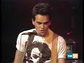 en concierto para el programa 'la cuarta parte' de 'la bola de cristal' (tve, 1986)


silvia sobrini 

en la paz la consideran  
como muy trabajadora.  
su misi�n ha sido siempre  
vigilar la incubadora.  
son tantos a�os en maternidad,  
hasta ahora nada le ha salido mal.  
las amigas de su madre hablan de ella sin parar,  
porque silvia sobrini es una chica formal.  
silvia sobrini es una chica formal.  
hay un nuevo anestesista  
que por f�n la ha seducido.  
va a buscarla en un escort  
de color azul marino.  
silvia ha derretido tres beb�s  
por haber conectado el termostato al rev�s.  
por pensar en un escort xr3  
silvia sobrini ya no es una chica formal.  
silvia sobrini ya no es una chica formal.  
silvia sobrini ya no es una chica formal.  

--------------------------------------

olaf el vikingo

todos en la tribu le tienen miedo,  
olaf el vikingo es fr�o como el hielo.  
no hay nada, no hay nadie  
que detenga sus impulsos de barbarie.  
come carne, carne cruda,  
ruedan las cabezas en caso de duda,  
habla con la boca llena  
y hace su ensalada con aceite de ballena.  
no existe el miedo para olaf,  
no existe el miedo.  
no existe el miedo,  
olaf el vikingo no tiene miedo.  
nadie entra en su fiordo,  
porque pronto se ir�an al fondo.  
olaf no piensa, olaf no escucha,  
solo quiere empezar la lucha.  
ya no quedan enemigos,  
olaf el vikingo est� muy aburrido.  
ahora trabaja en la trata de blancas  
y pasa las tardes jugando a la petanca.  
no existe el miedo para olaf,  
no existe el miedo.  
no existe el miedo,  
olaf el vikingo no tiene miedo.
