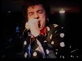 mid tempo, dans un registre soul rock qu'ils �taient parmi les seuls � cultiver avec cr�dibilit� sur la sc�ne rock nationale d'alors, le gang vienno-lyonnais enmen� par le guitariste charly markarian et le chanteur robert lapassade ici (pour partie seulement, avec certaines images prises la m�me ann�e � p�age du roussillon...) dans la fournaise du balthazar de thiers, �tape obligatoire du chitlin'circuit rock hexagonal des ann�es 80. 
vid�o amateur. 
titre 