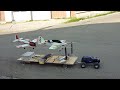 Traxxas Summit zieht einen Eigenbau-Anhänger mit 4 Flugzeugen und einen Alu Koffer mit Fernsteuerung und Akkus. Ein tolles Gespann! Endlich muß ich meine Flieger und den Koffer nicht mehr zu meiner Flugwiese tragen; und kann nun mehr als 2 Flieger auf einmal mitnehmen! Das Gespann wiegt ca. 5 Kilogramm (Leergewicht). Der Traxxas Summit hat leichtes Spiel mit dem Teil, selbst in der Wiese zieht er den beladenen Hänger (kann dann gut 10 Kilogramm haben!) ohne Probleme.