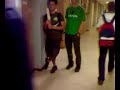 fransman aangevallen met stokbrood fransman aangevallen met stokbrood