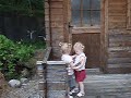 Léna et Chloé se donnent la main et se font des câlins Léna et Chloé se donnent la main et se font des câlins
