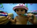 Rafaela dançando e escovando os dentinhos