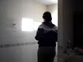 Esther enajenada chilla y saluda al vecino