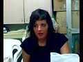 La mujer a un eructo pegada